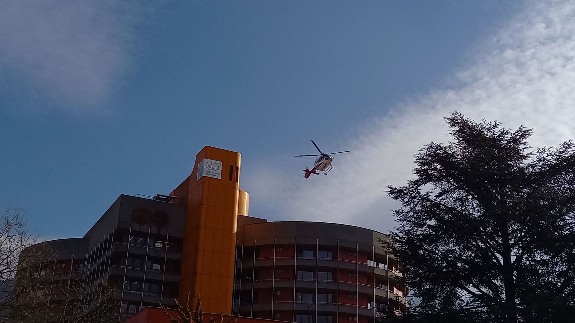 Incendie de Crans-Montana : un mois après le drame, des questions sans réponse et un chagrin persistant