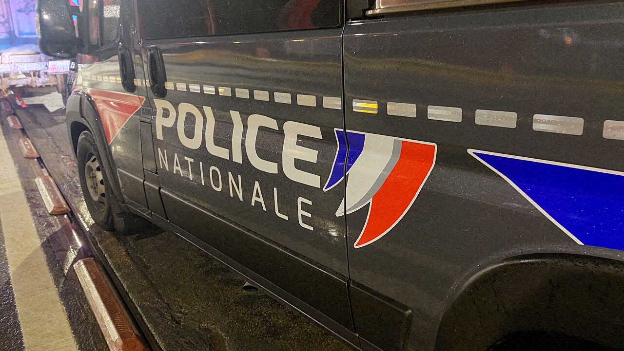 Un adolescent de 14 ans agresse sa professeure à Sanary-sur-Mer : une tragédie qui secoue le Var