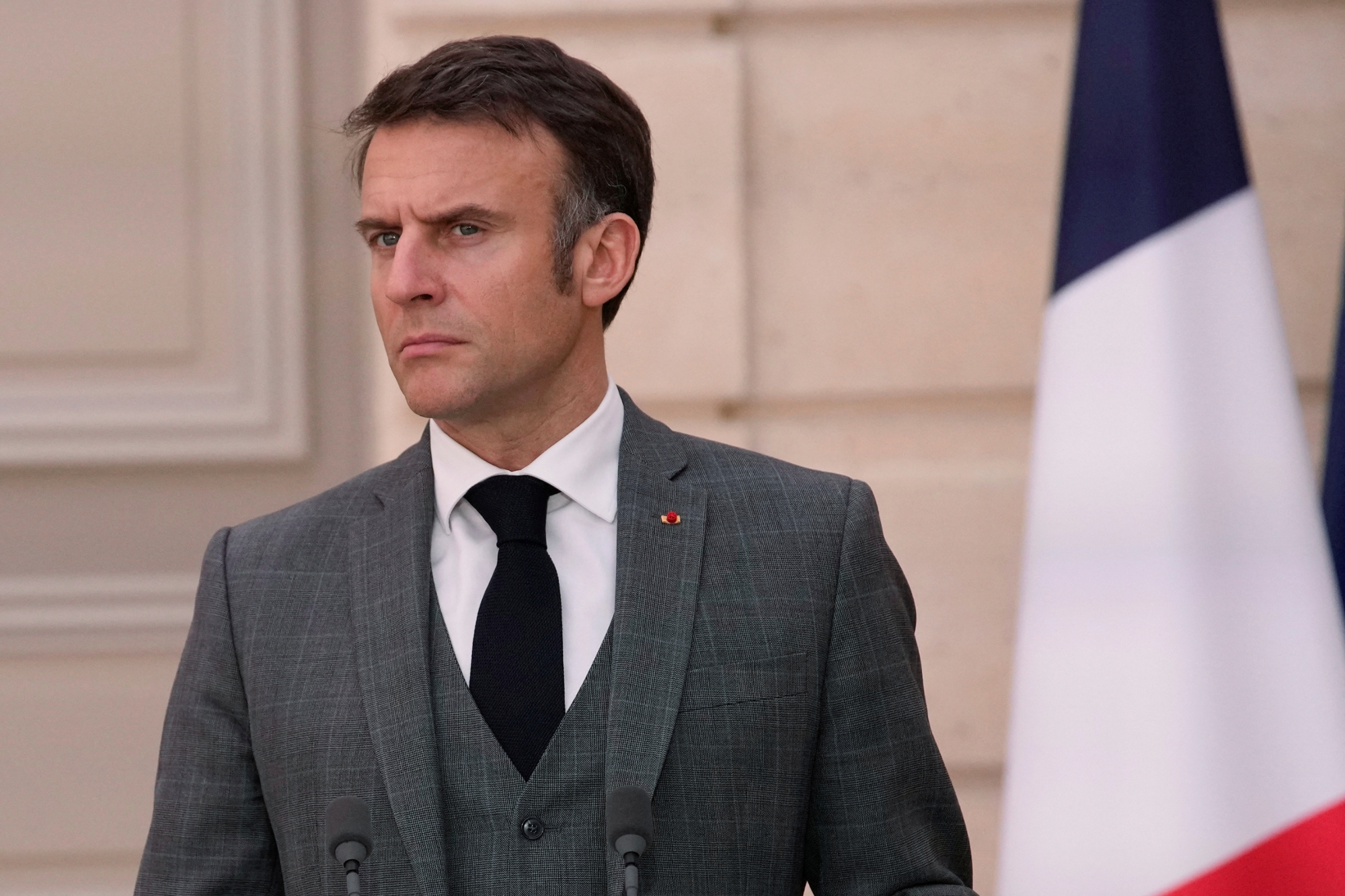 Le Louvre en déclin : Dati renonce à ses réformes alors que Macron est condamné pour inaction