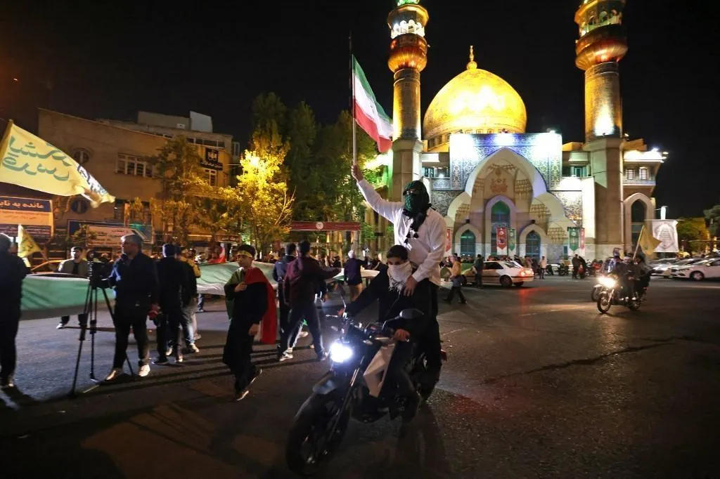 Roubaix en Réveil : Les Drapeaux Algérien et Palestinien Éclatent dans les Rues après la Victoire de David Guiraud