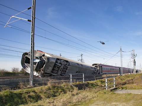 DÉRAILLAMENT TRAGIQUE À MILAN : DEUX MORTS ET QUARANTE BLESSÉS DANS UN ACCIDENT DE TRAMWAY