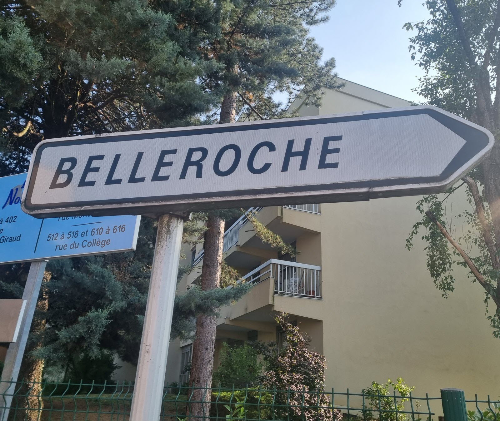 Un jeune de 13 ans tué par balle : le quartier Belleroche en proie à un profond chagrin