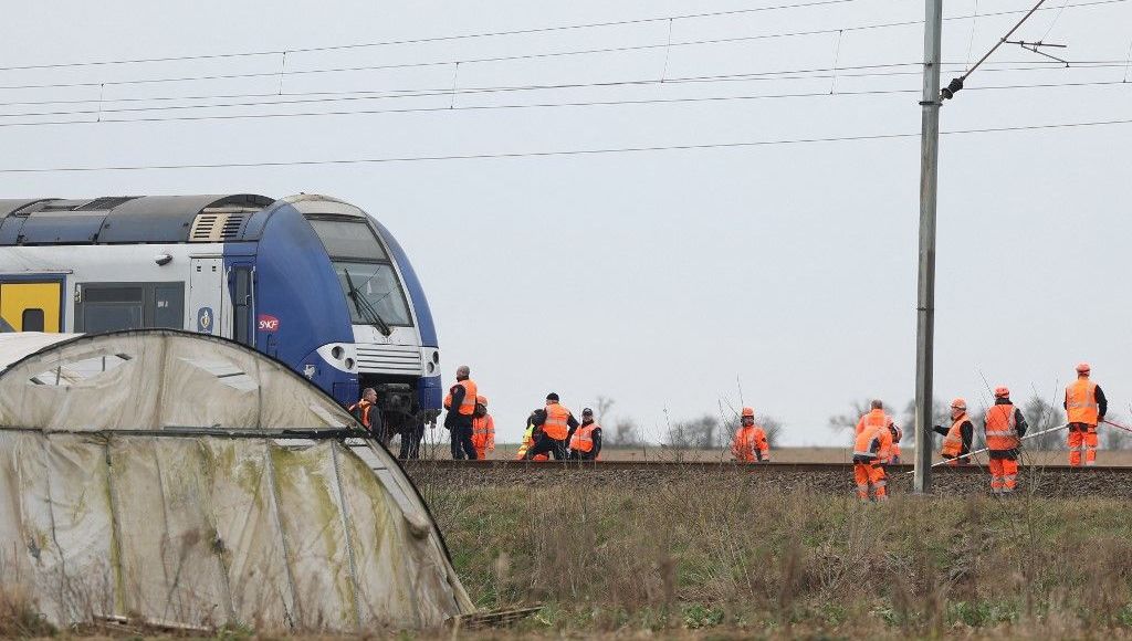 Collision surprenante près d&rsquo;Arras : deux jeunes hommes grièvement blessés après avoir percuté un arbre