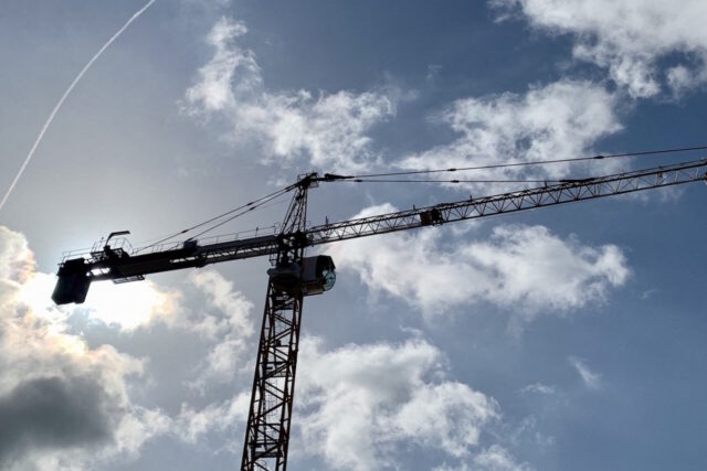 15 ans sous une menace invisible : la grue abandonnée du village de Luze