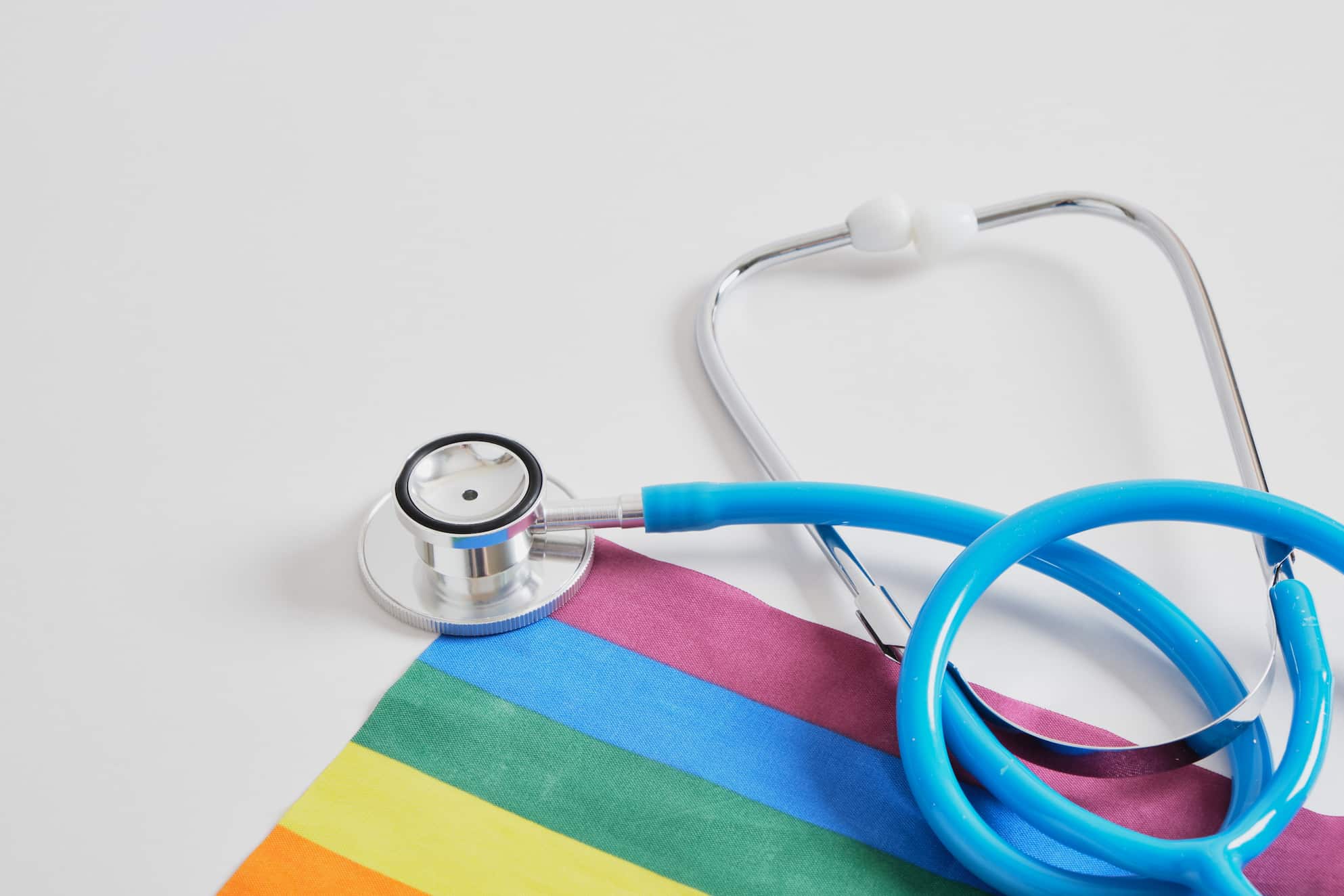 25 ans de suivi finlandais : la réassignation sexuelle médicale n’efface pas les troubles psychologiques des adolescents