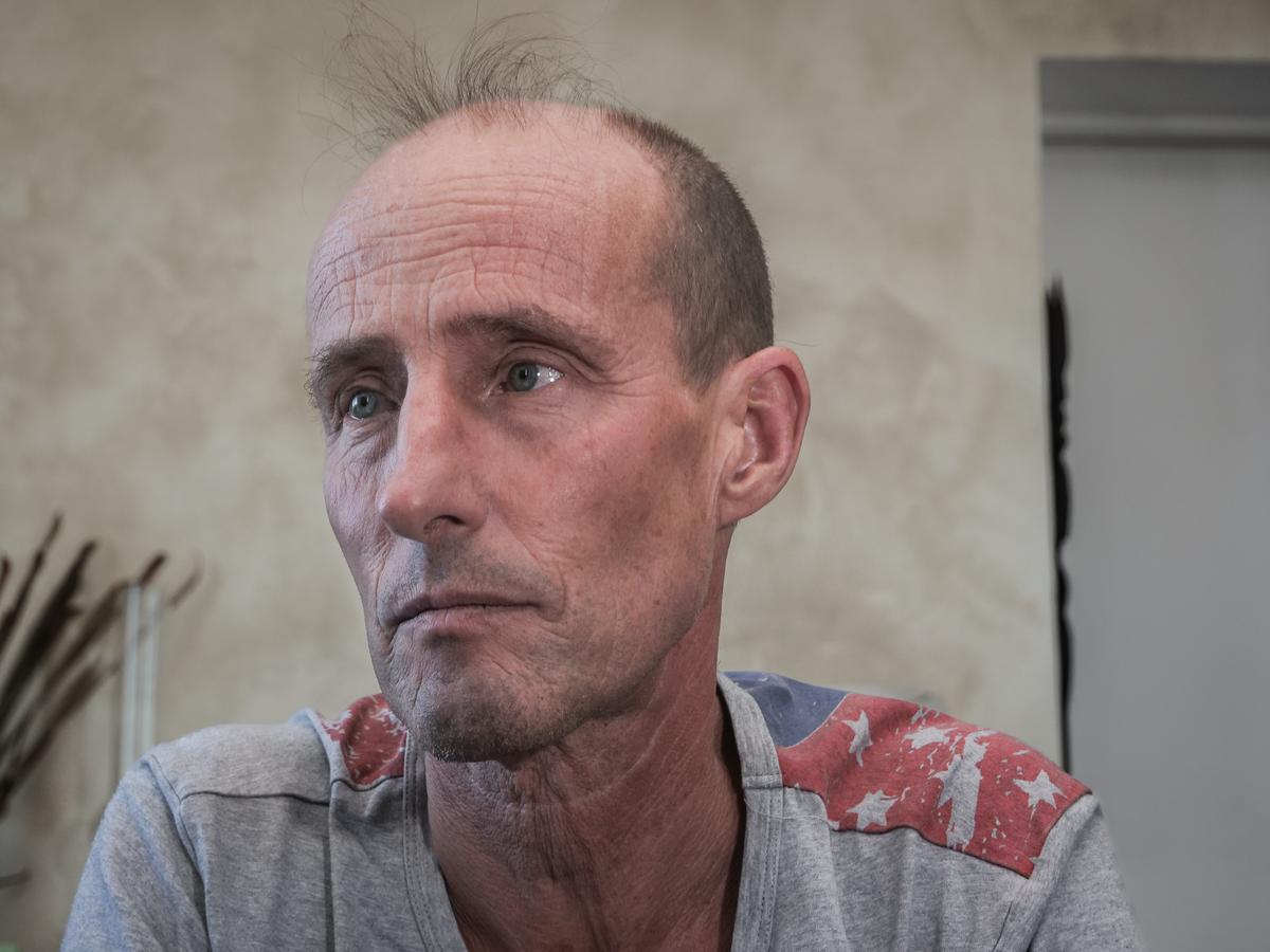 Un hommage muet : Stéphane Voirin porte les pas d&rsquo;Agnès dans le silence de la justice