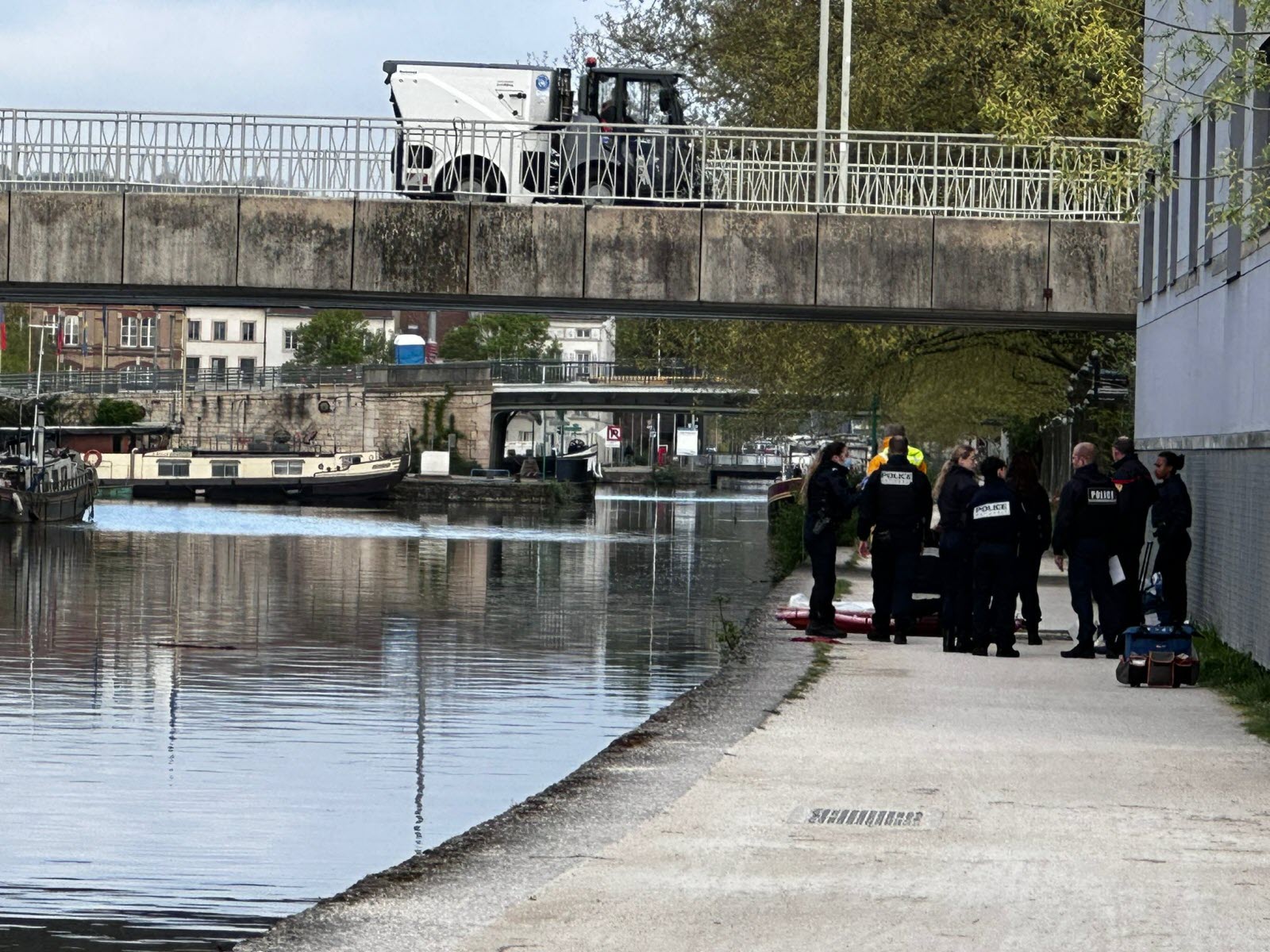 Crocodile mort retrouvé dans le canal roubaixien : enquête ouverte après une découverte inattendue