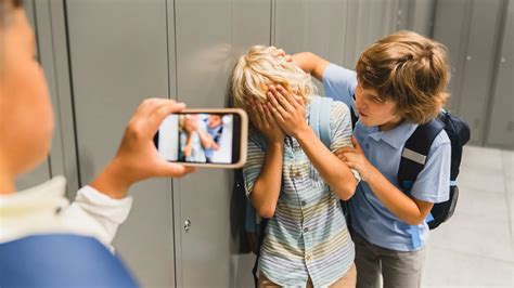 Un adolescent de 13 ans plongé dans l’angoisse après une agression scolaire en plein récréation