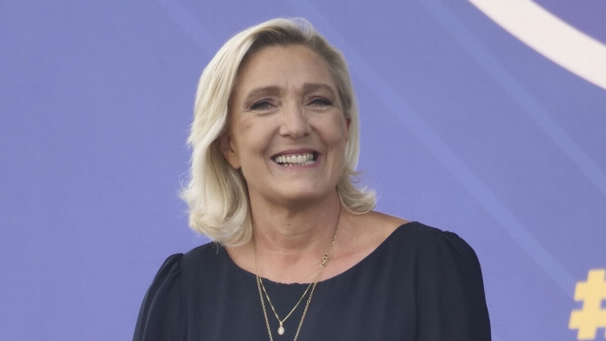 Marine Le Pen condamnée : le bracelet électronique devient un symbole politique