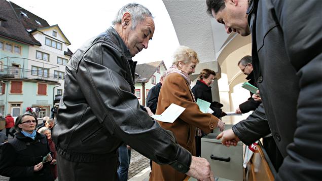 Un vote serré sauve les armes légales des citoyens suisses