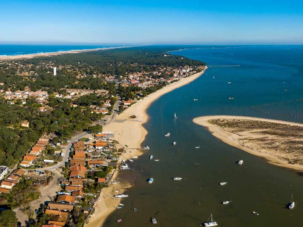 Le Cap Ferret au front : Des résidents défendent leur village face aux flammes sans reculer