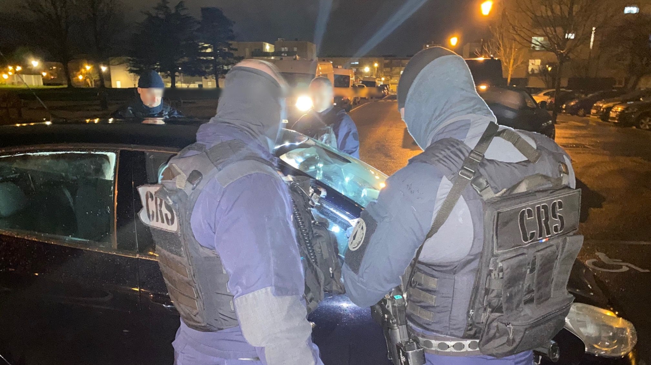 Émeutes nocturnes à Saint-Pierre-des-Corps : collision policier-moto déclenche violence et incendies