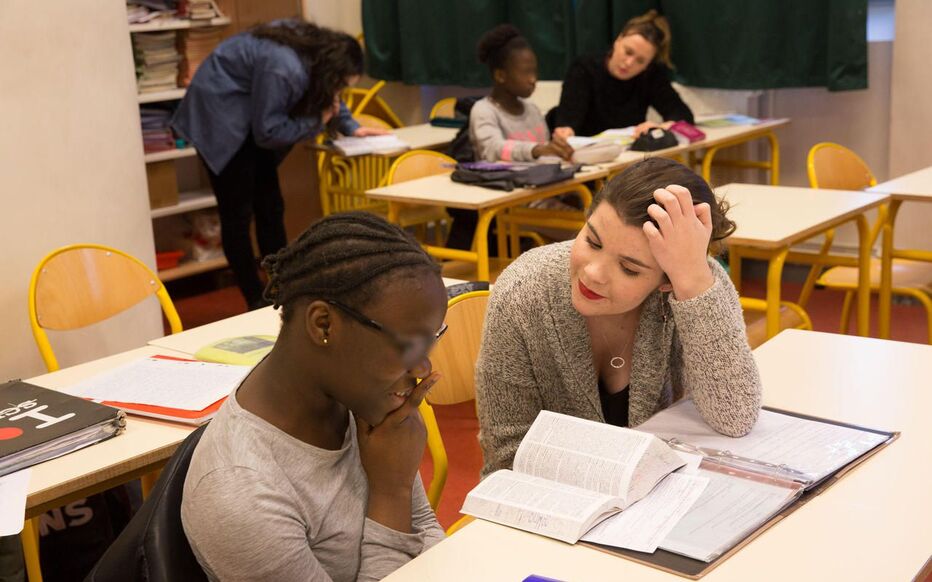 À l&rsquo;ombre des bras levés : Les parents d&rsquo;élèves de Crépy-en-Valois révèlent un conflit scolaire inédit